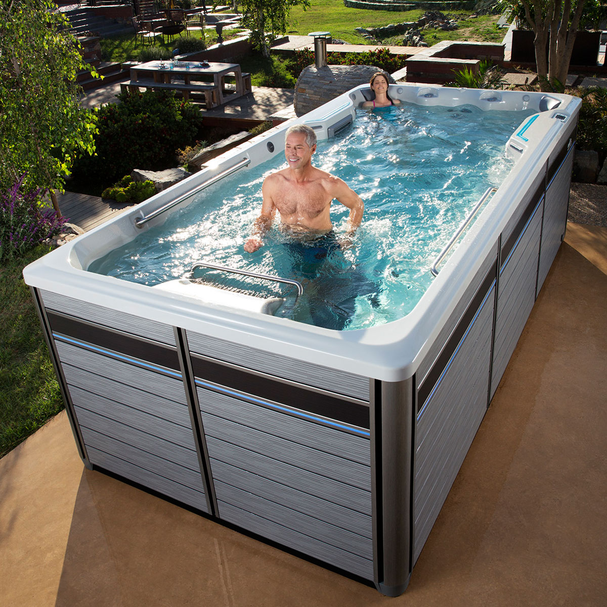 Nager dans un spa de natation